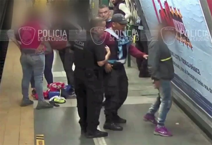 Video: cómo operan los "trepaventanas" en el Subte D