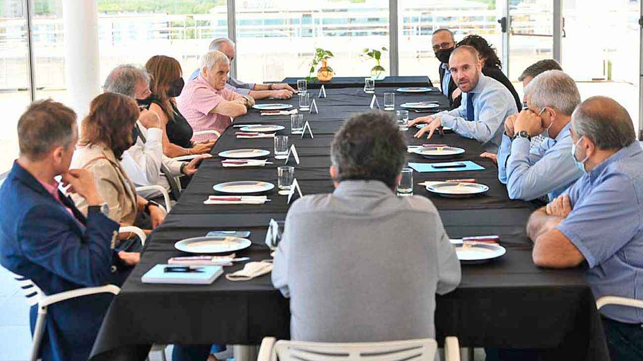 Al menos tres reuniones, café frío y sabor a nada