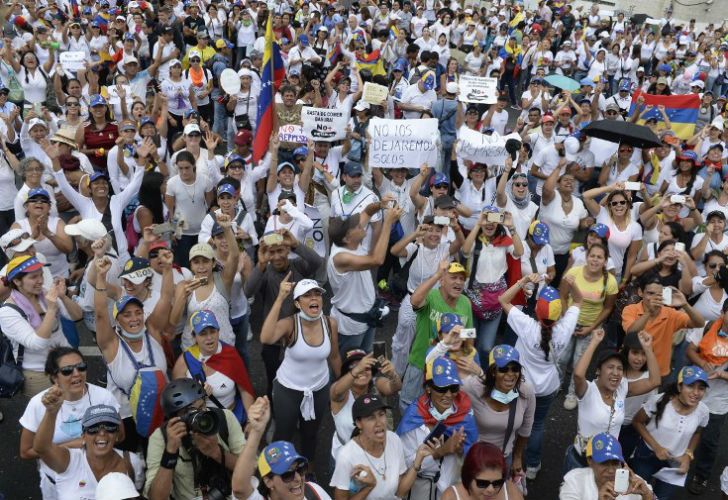 Miles de mujeres marcharon en Venezuela contra el Gobierno de Maduro
