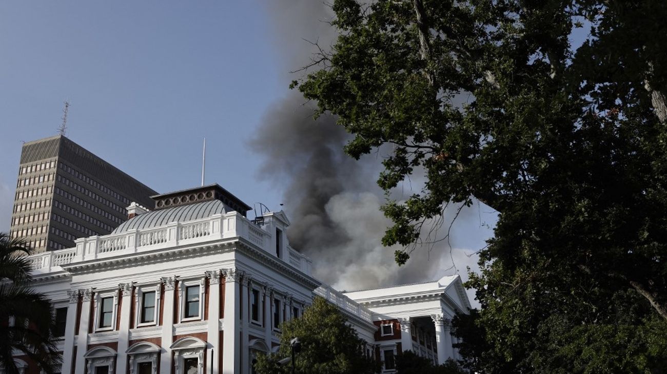 Sudáfrica: un devastador incendio causó daños a la sede del Parlamento y derrumbó el techo