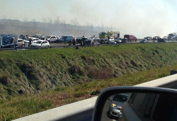 Chocan 21 autos en ruta 2: hay dos muertos y treinta heridos