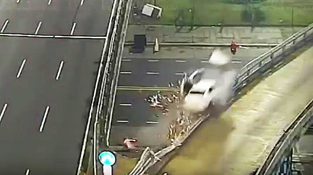 Cayó al vacío desde la General Paz a 170 km/h y sigue grave: especulan con un mensaje en redes