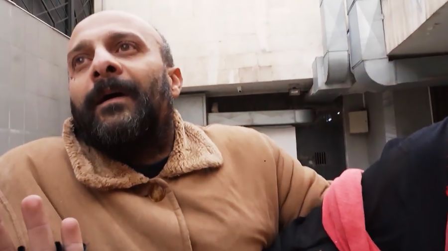 "Dios, hay luz": la emoción de un prisionero sirio liberado tras ser olvidado en una celda secreta