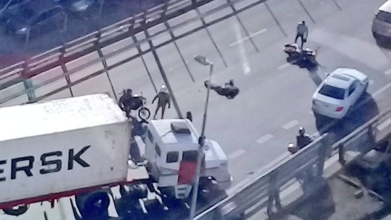 Accidente fatal en la 9 de Julio Sur: cayó de una moto y fue arrollada por un camión