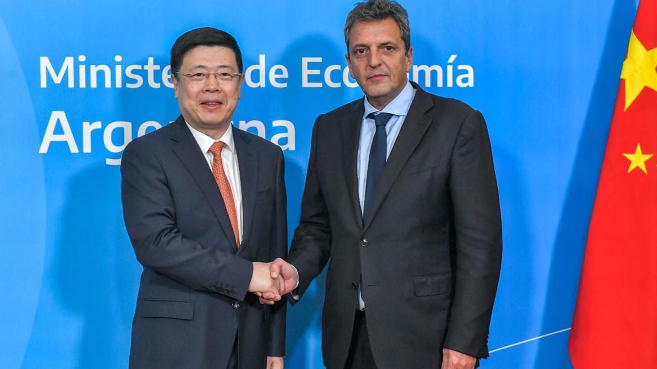 Para cuidar las reservas, Massa habilitó las operaciones de comercio exterior en yuanes