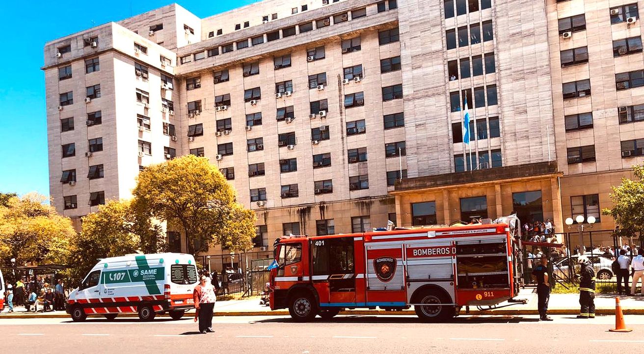 Por un principio de incendio, evacuaron Comodoro Py