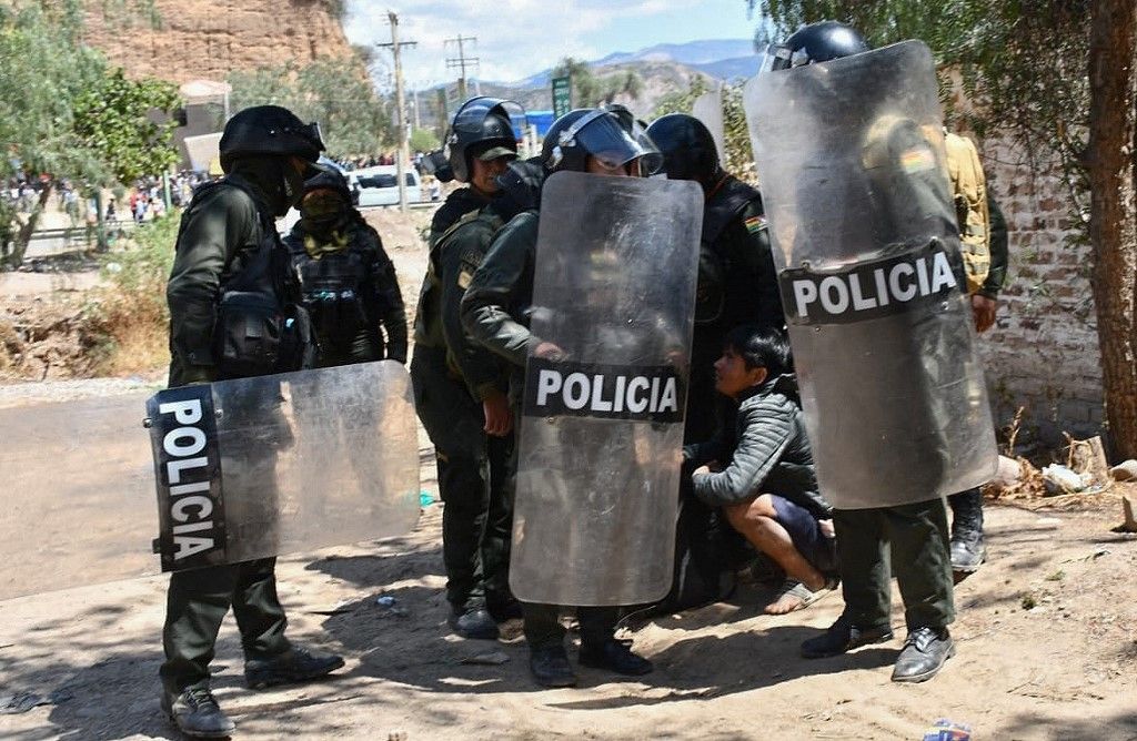 Ante la posible detención de Evo Morales, campesinos de Bolivia cortan rutas y enfrentan a la policía