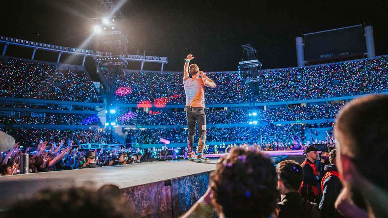 Con Jin de BTS en escena, Coldplay dio el tercero de los diez recitales en River