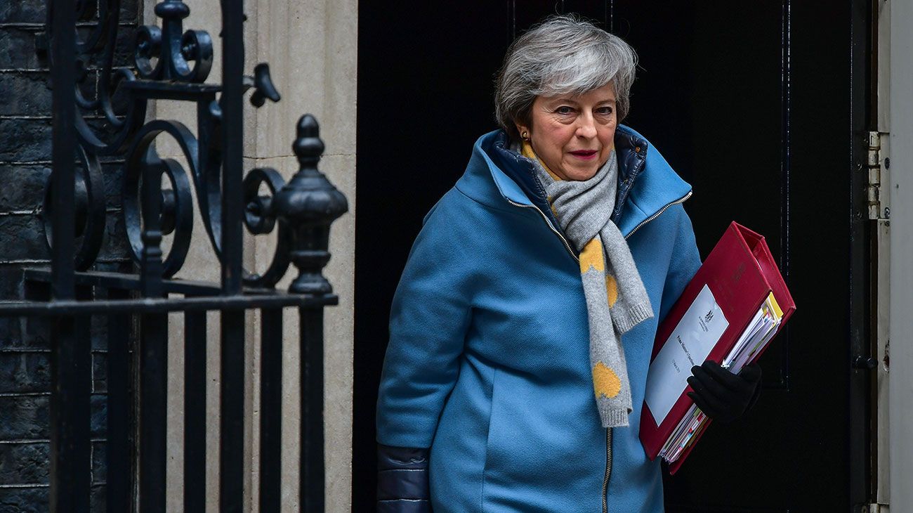 Parlamento vota contra brexit sin acuerdo y May sugiere retraso