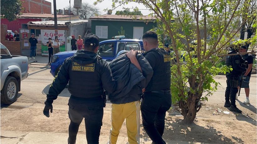 Dos detenidos en un operativo policial en Ciudad de mis Sueños: amenazas, narcomenudeo y armas