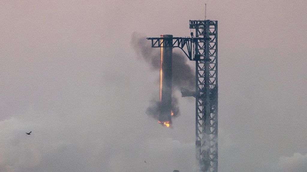 Colosal hazaña de Elon Musk: SpaceX logró "recuperar" uno de los gigantescos impulsores del Starship