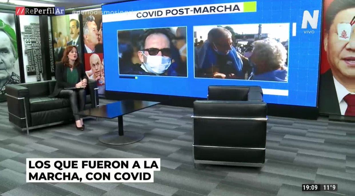 La foto de Scarpin: tomando mate y cerca de una señora mayor