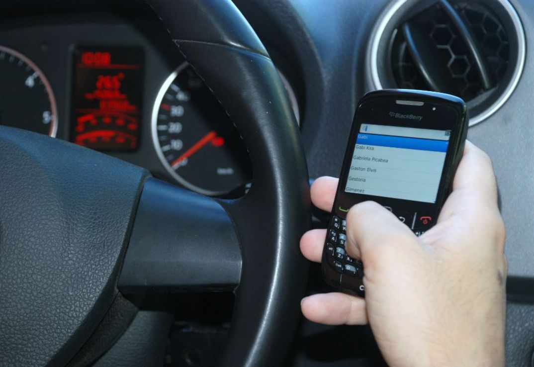 Según un estudio, desde 2007 se cuadruplicó el uso del celular al volante en la Ciudad