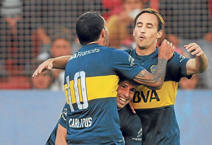 Tevez fue el mas bicho y Boca se aleja en la punta