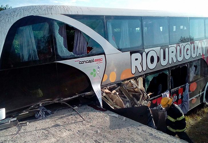 Chocó un micro que llevaba un equipo de fútbol infantil: hay tres muertos