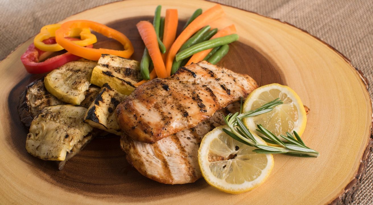 Hígado graso: por qué se recomienda comer carne de pollo a los que padecen la enfermedad