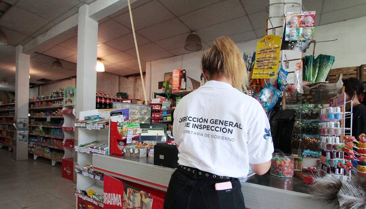 Clausuran supermercados por intentar cobrar recargos en el uso de la Tarjeta Alimentar