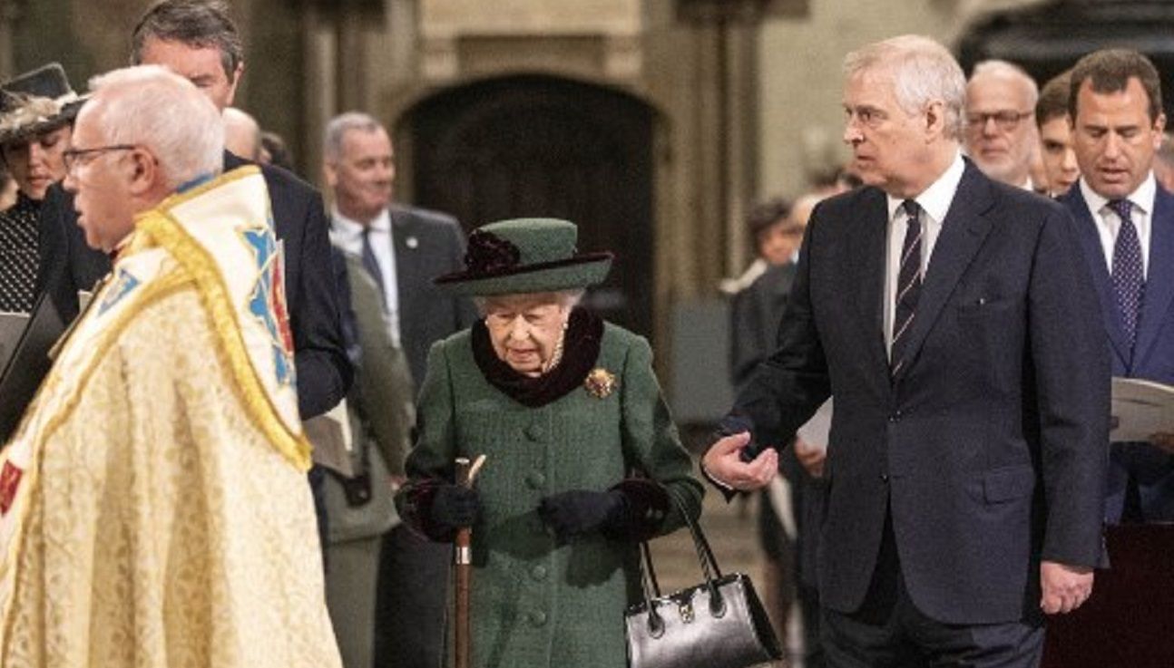 La reina Isabel II reapareció en público tras seis meses de ausencia