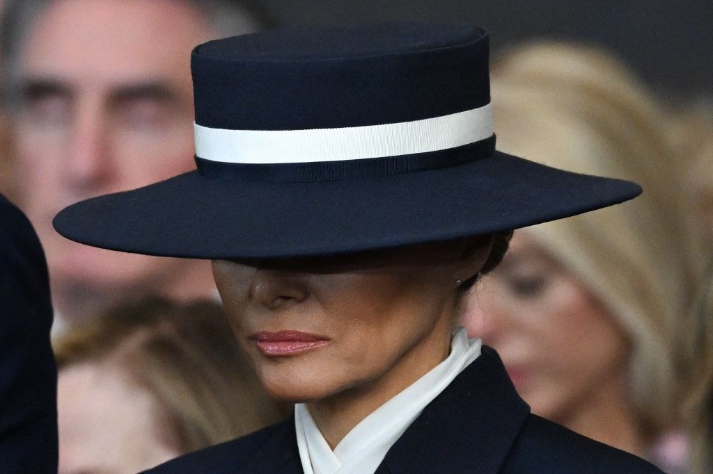Mientras Trump prometía una "era de oro", Melania lucía un look de acero