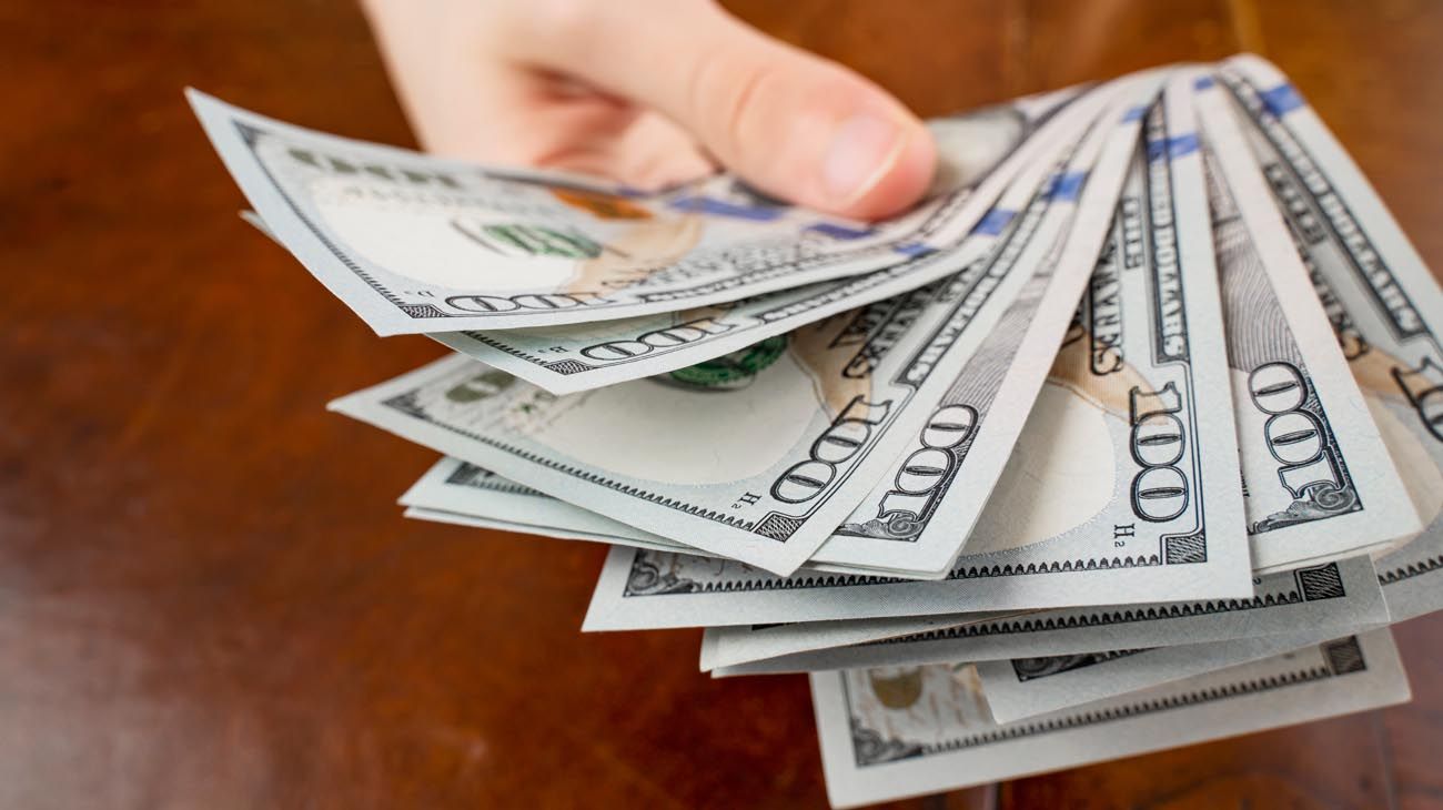 Dólar blue hoy: cerró a $315 para la compra y $319 para la venta