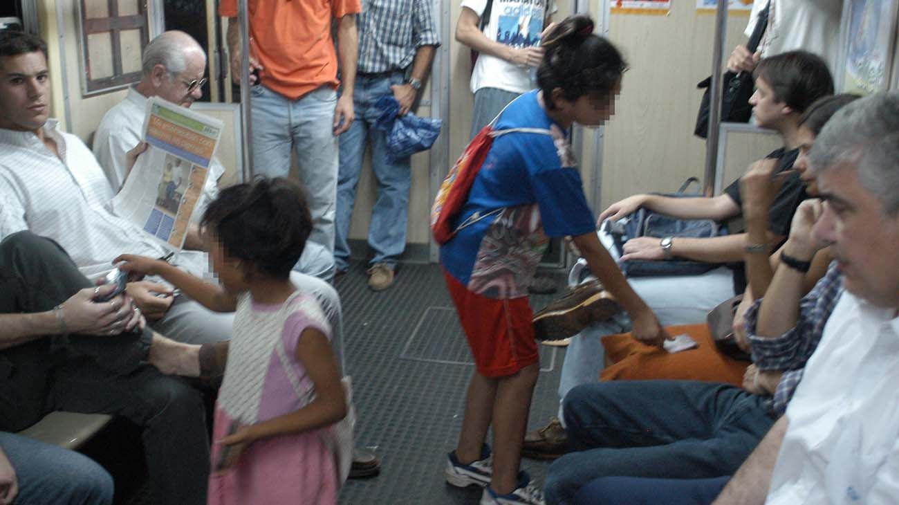 Por la crisis económica, cada vez más adolescentes buscan empleo