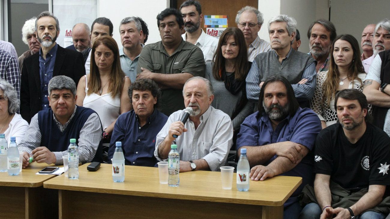 El sindicalismo opositor se declaró en "estado de alerta" tras los tarifazos