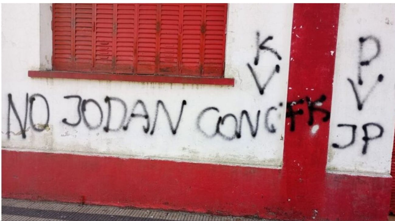 Vandalizaron siete comités radicales con pintadas en apoyo a Cristina Kirchner y amenazas