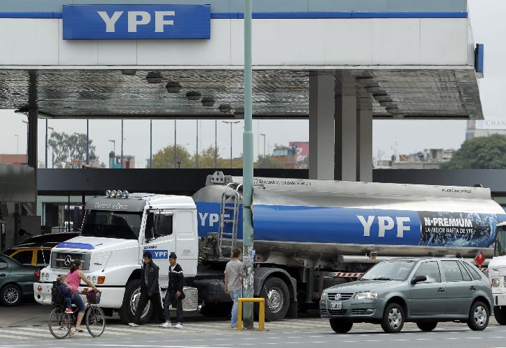 El miércoles podría faltar nafta por la marcha de Camioneros