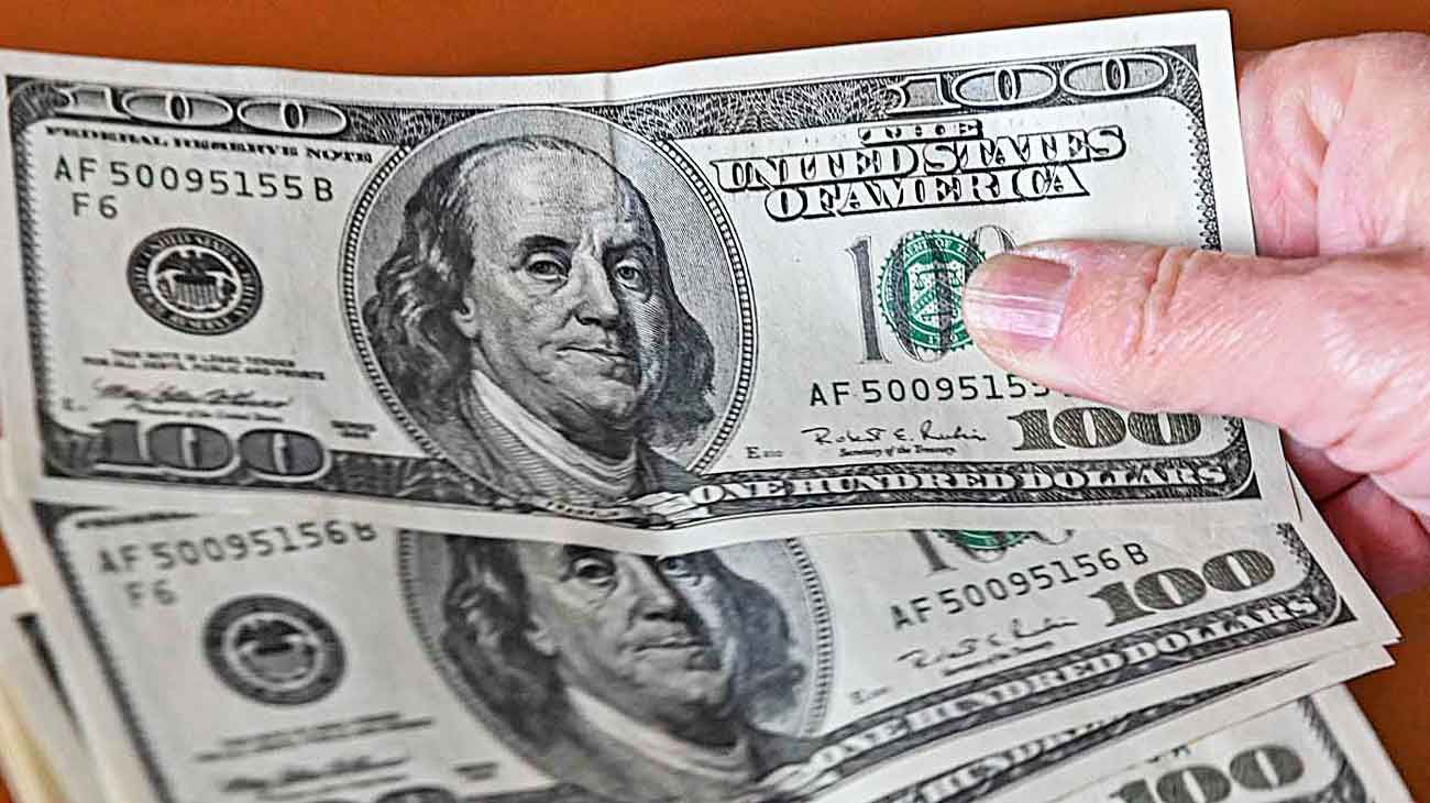 El dólar blue cae, pero sigue arriba de los $ 300