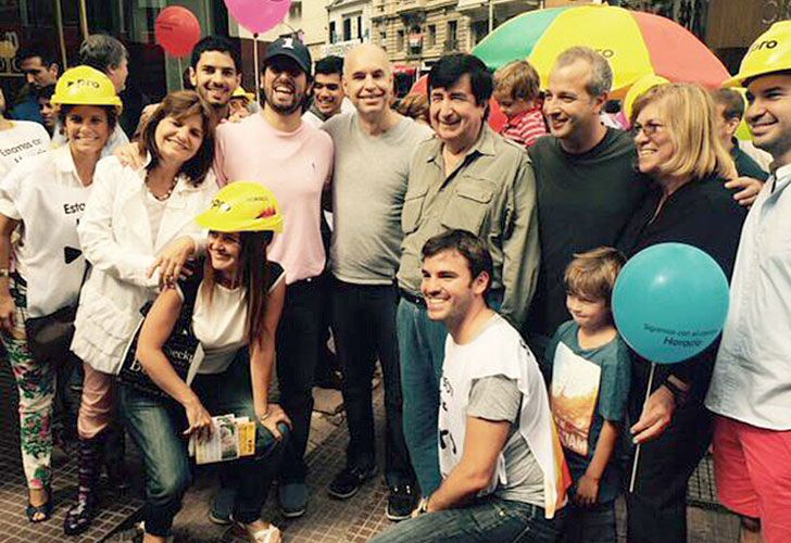 Larreta regaló huevos de Pascua en la calle con el gurú de Macri