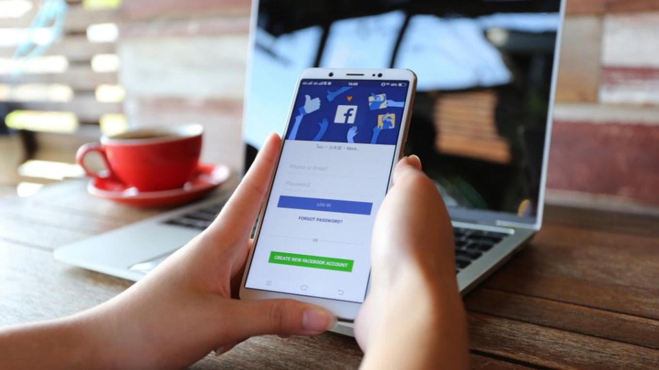 Personal de Facebook lamenta las prácticas "poco éticas"