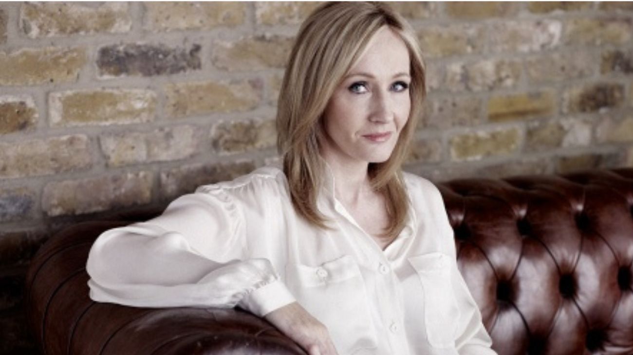 Acusan a J. K. Rowling por transfobia