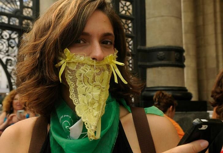 Trabajadoras de las artes escénicas protagonizaron un "bombachazo" frente al teatro Colón