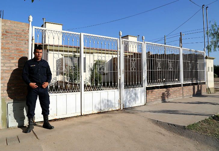 Mató a su esposa e incendió la casa con sus hijos de 3 y 4 años adentro