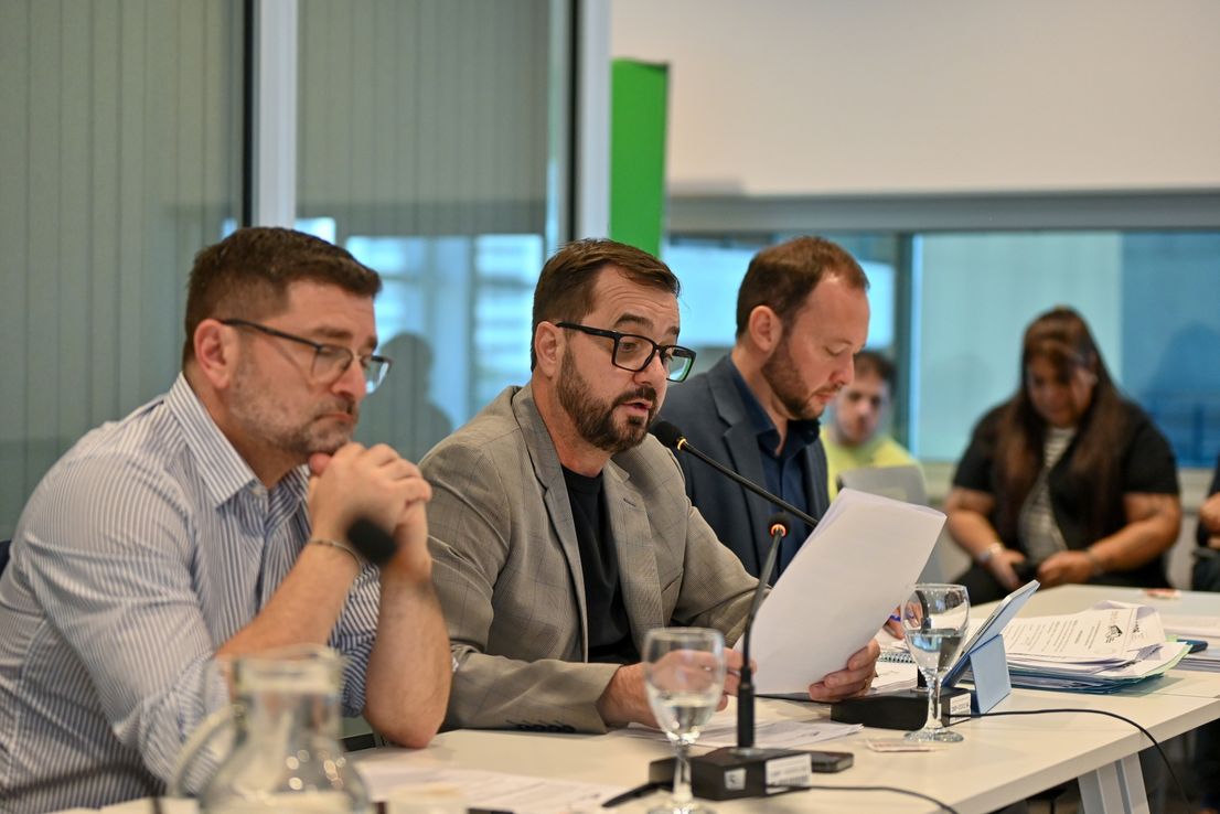 Se modifica el estatuto de todos los empleados municipales para exigir el certificado de antecedentes