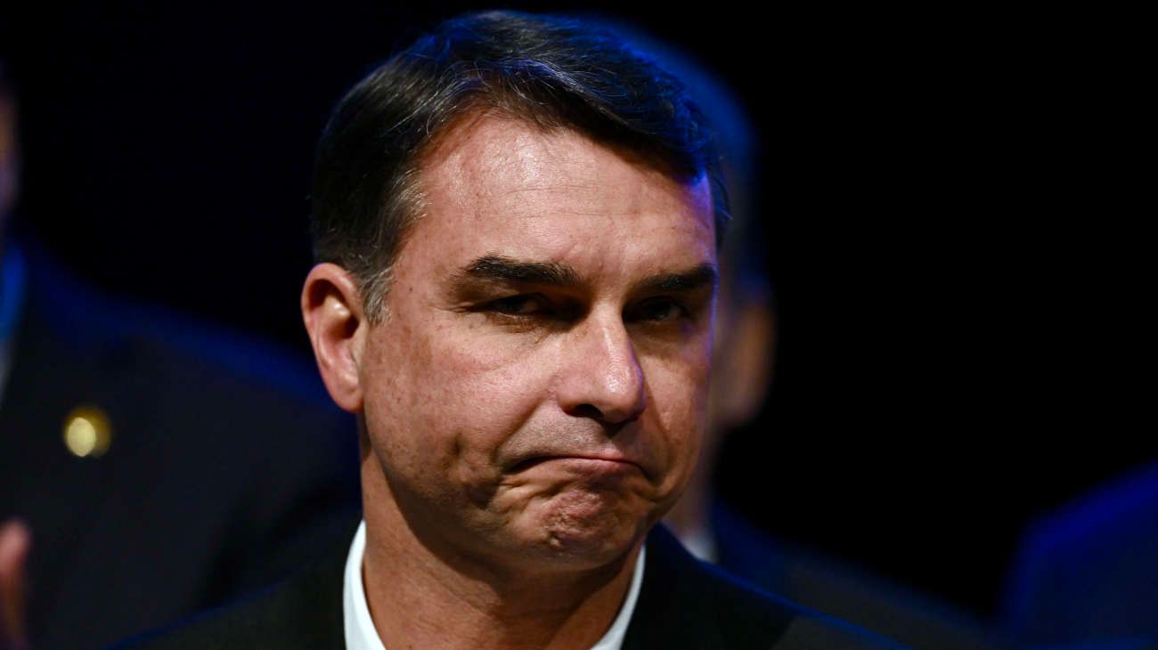 Flávio Bolsonaro salió de Brasil por la Argentina: Migraciones confirmó su paso y el vuelo hacia Ecuador