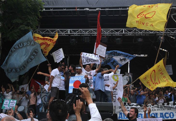 La toma del acto: gremios chicos y sectores K coparon la movilización