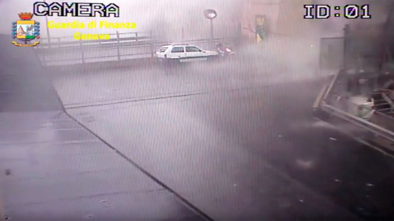 Video | El momento exacto en el que se cayó el puente en Génova