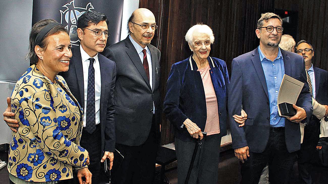 Germán de los Santos fue galardonado con el premio Pluma de Honor