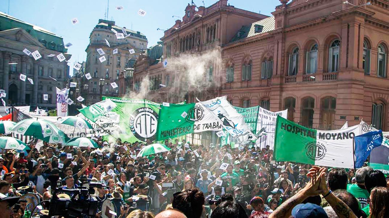 Al Presidente lo esperan reclamos de gremios y movimientos sociales