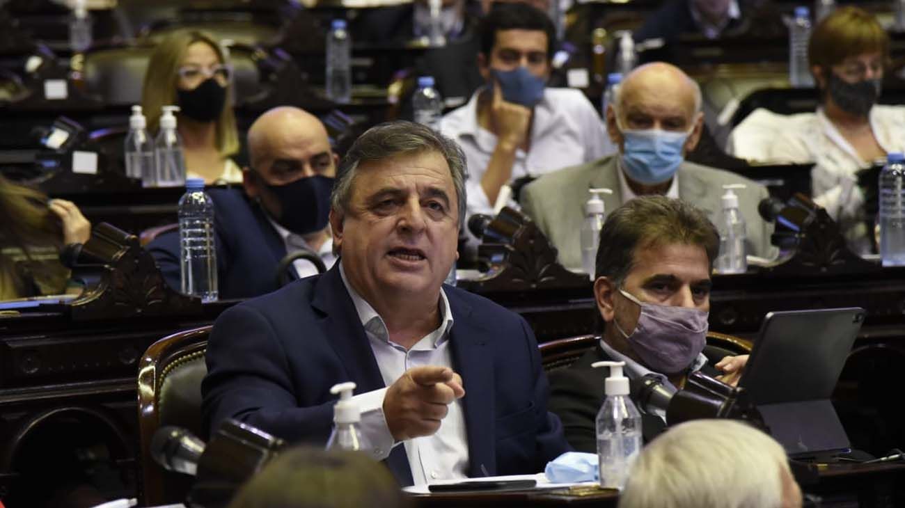 Mario Negri: “Hay una sociedad fundida, devastada y con estrés emocional”