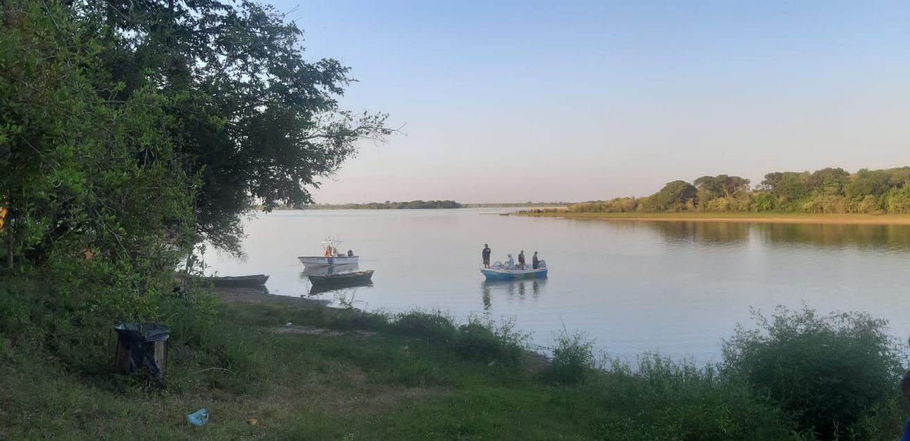 Tragedia en Corrientes: un joven murió ahogado en el río Paraná y un policía rescató a una niña