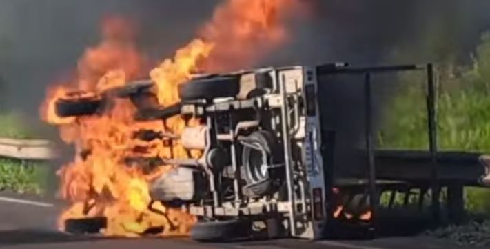 Accidente fatal en Corrientes: dos personas murieron tras el vuelco e incendio de un vehículo
