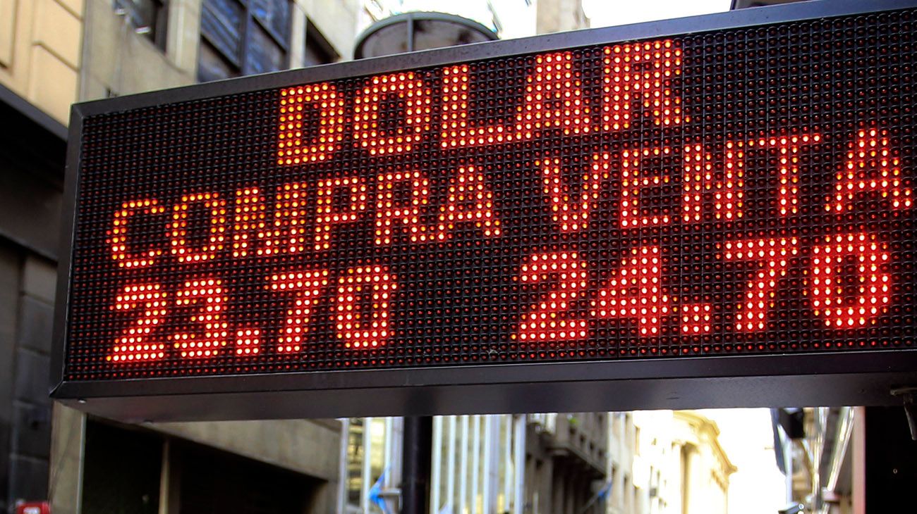 Sin intervención del Banco Central, el dólar cerró a $24,89