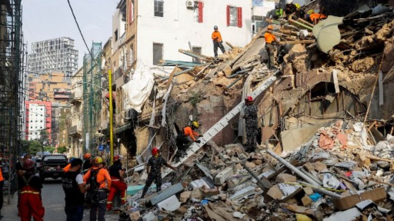 ¿Milagro en Beirut? Detectan "un latido" entre escombros a un mes de la explosión