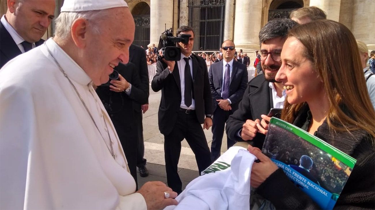 Otro guiño del Papa a Moyano: firmó una remera de la misa de Luján