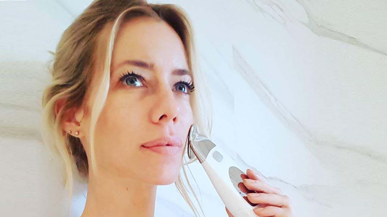 ¿El nuevo telar de la abundancia? El debate por la "maquinita" facial que promocionan las famosas