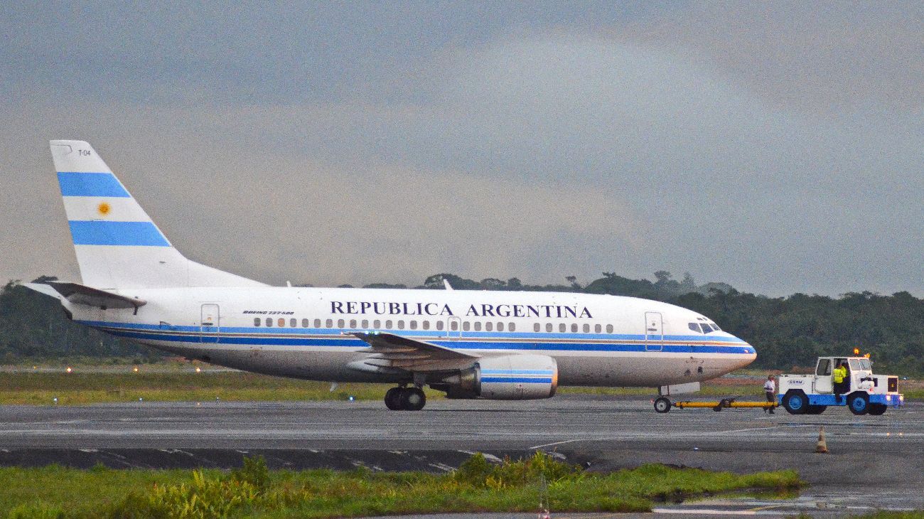 Un avión debió ser desviado a Ezeiza por presencia de caucho en la pista