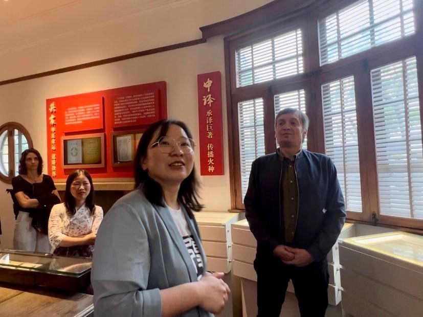 Máximo Kirchner en China: sin traje, agradeció el apoyo a Cristina y dijo que es "admirable" la política educativa