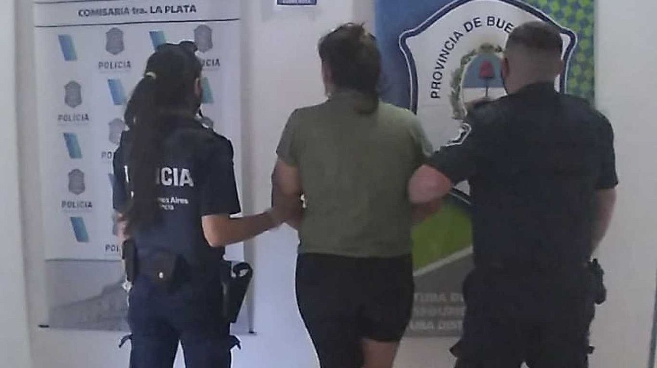 Entró armada a una comisaría exigiendo que liberaran al novio: terminó en otro calabozo
